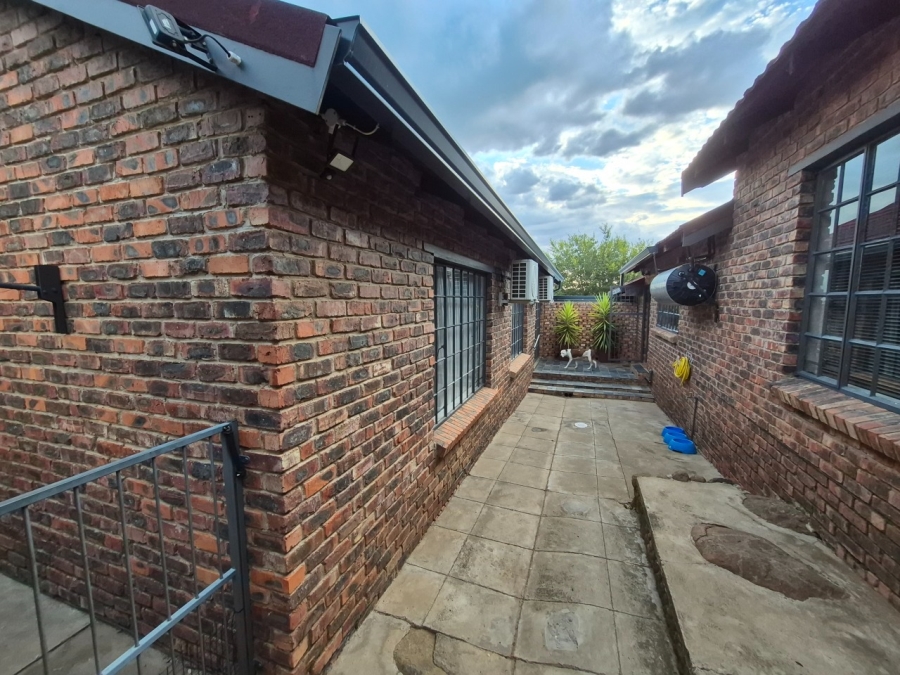5 Bedroom Property for Sale in Langenhovenpark Free State